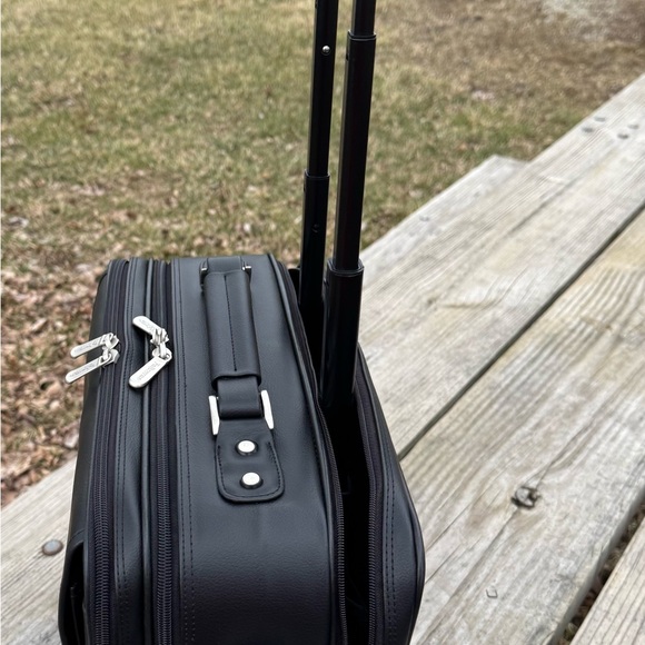 Fellowes Black Leather Wheeled Carry-on Travel Bag
22" handle #Pilots #Business - Picture 12 of 15